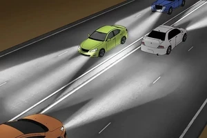Làm gì khi xe phía sau bật pha và chạy dí sát?