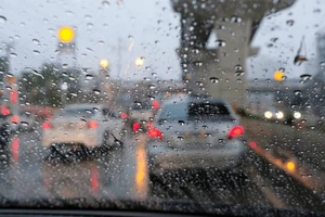 Kinh nghiệm lái xe ngày mưa an toàn cho người mới cầm lái