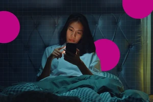 Thức khuya lướt điện thoại mỗi đêm: Não bộ của bạn đang bị ảnh hưởng ra sao? 