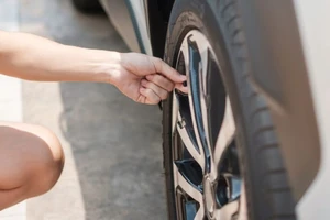 Trước mỗi chuyến đi dài, tài xế nên kiểm tra ngay 6 hạng mục này trên xe