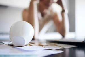 Tại sao một số người cảm thấy bồn chồn sau khi uống cà phê? 