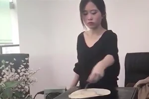 'Màn trình diễn nấu ăn siêu bá đạo của nữ IT'