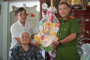 Công an quận Tân Bình thăm, tặng quà cho Mẹ VNAH ở Vĩnh Long