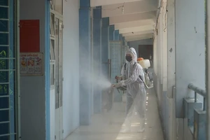 Chùm ảnh: Khử khuẩn lớp học đón học sinh trở lại trường