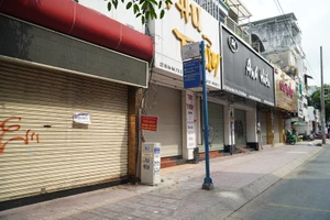 Dịch COVID-19: Hàng quán ở TP.HCM vắng lặng những ngày cận tết