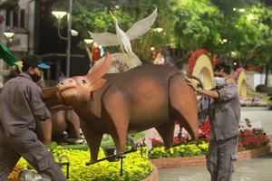 Cận cảnh công nhân dọn dẹp đường hoa Nguyễn Huệ 