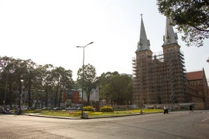 Trung tâm TP.HCM vắng lặng ngày cuối tuần vì dịch COVID-19