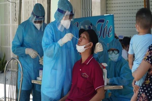 Cận cảnh lấy mẫu 300 người nơi con trai ca mắc COVID-19 sống