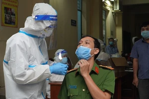 Gấp rút lấy mẫu xét nghiệm COVID-19 150 người trong tổ bầu cử