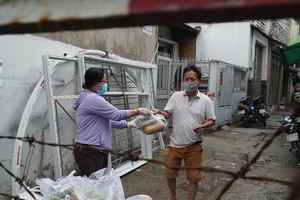 Gò Vấp: Hội Phụ nữ đi chợ giúp bà con trong khu phong tỏa