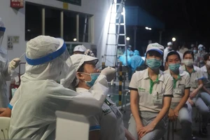 TP.HCM: Xét nghiệm COVID cho hơn 30.000 công nhân trong đêm
