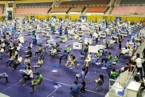 Người dân xếp hàng dài trong đêm để được tiêm vaccine COVID-19