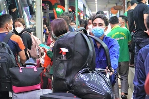 Tối 26 Tết, người dân ùn ùn đổ ra bến xe, sân bay để về quê