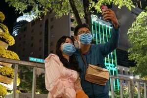 Tết Nhâm Dần 2022: Người dân đổ xuống phố, đi lễ chùa đón mừng năm mới sớm