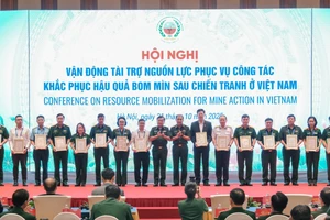 Đại diện Tập đoàn Hòa Phát (thứ 8 từ trái qua) nhận chứng nhận ủng hộ công tác khắc phục hậu quả bom mìn sau chiến tranh ở Việt Nam