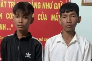 Lẻn vào khu nội trú trộm 14 điện thoại