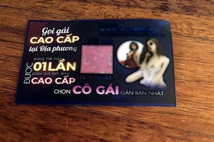 Bắt nhóm thanh niên phát tờ rơi 'Gọi gái cao cấp' tại Phan Thiết