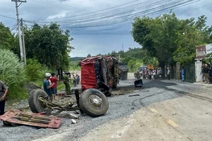 Phú Yên: Xe tải tông vào vách núi, tài xế bị thương nặng