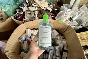 Đang livestream chốt đơn thì bị bắt quả tang bán hàng giả