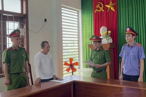 Đại diện công ty đi thuê máy xúc rồi tự ý mang bán cho người khác