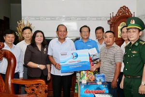 Nguyên Phó Thủ tướng Thường trực Trương Hòa Bình thăm ngư dân tiêu biểu ở Bến Tre