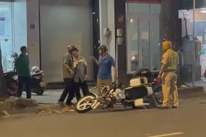 Khởi tố người say không chịu kiểm tra nồng độ cồn, đòi đánh CSGT