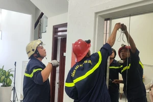 Cứu 5 người kẹt trong thang máy một spa ở Gò Vấp