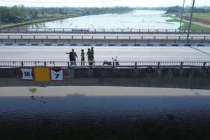 Bỏ lại xe máy, người đàn ông nhảy cầu Tân An