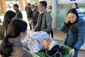 Sập trần gỗ lớp học, nhiều học sinh, giáo viên bị thương nặng