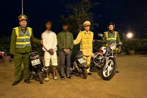 Hai thanh niên dương tính ma túy chạy xe rú ga, nẹt pô xe giữa đêm