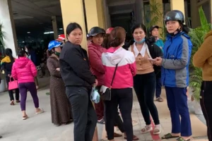 Vụ nữ sinh lớp 7 tử vong: Nhiều người kéo đến trung tâm y tế yêu cầu làm rõ