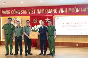 Chủ tịch nước Võ Văn Thưởng thăm, chúc Tết cán bộ, chiến sĩ Công an TP.HCM