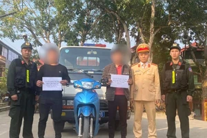 Công an mời 2 thanh niên đầu trần chạy xe máy đánh võng trước ô tô lên làm việc