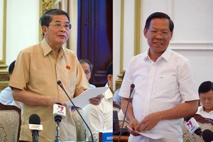 Phó Chủ tịch Quốc hội Nguyễn Đức Hải (trái) và Chủ tịch UBND TP.HCM Phan Văn Mãi tại buổi giám sát.