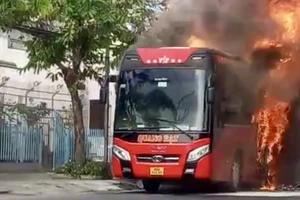  Xe khách cháy trơ khung trên quốc lộ, hành khách kịp thoát ra ngoài