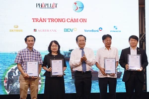 Ông Mai Ngọc Phước, Tổng Biên tập báo Pháp Luật TP.HCM, trao thư cảm ơn cho các nhà tài trợ.