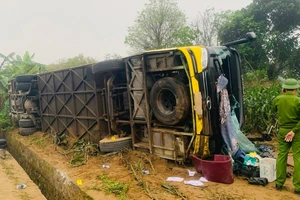 Quảng Trị: Ô tô khách bị lật trên QL1, 13 người bị thương