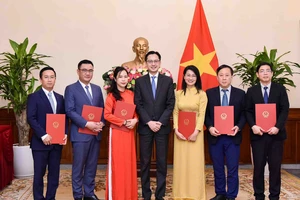 Bộ Ngoại giao bổ nhiệm 5 quyền Cục trưởng, Phó Vụ trưởng