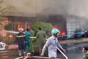 Lửa thiêu rụi 4 căn nhà ở An Giang sáng 1-4