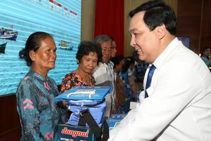 Chương trình 'Cùng ngư dân thắp sáng đèn trên biển' trao hàng trăm phần quà đến bà con ngư dân Kiên Giang 