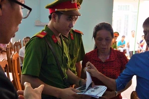 Cán bộ tòa đi... 'gom' báo của dân và không trả lại