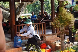 Xem phục dựng lễ nhưng chỉ thấy… mông nghệ nhân