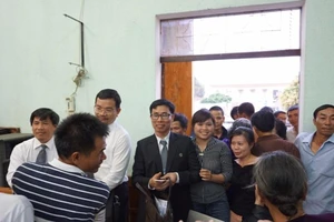 Tòa tuyên hủy án, cả phòng xử 'bùng nổ' 