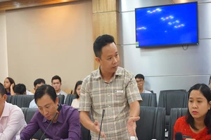 Uỷ ban còn không biết làm sao dân biết?