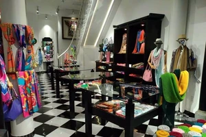 Khaisilk bán khăn Trung Quốc phạm tội gì?