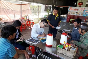 Vụ cưa gỗ khô: Tòa đến tận nhà giao kháng nghị cho 5 công dân 