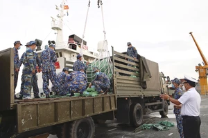 Quân chủng Hải quân hỗ trợ TP.HCM 135 tấn gạo và 25 tỉ đồng