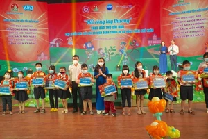 Tổng đài Lof Kun hỗ trợ trẻ em có hoàn cảnh khó khăn