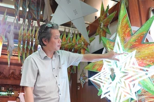 Cận cảnh xưởng sản xuất 30.000 đèn ngôi sao cho Giáng sinh ở TP.HCM