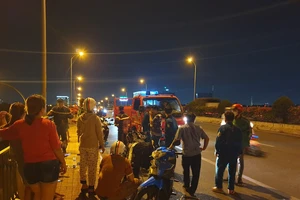 Nam thanh niên để lại xe máy rồi nhảy xuống sông Sài Gòn